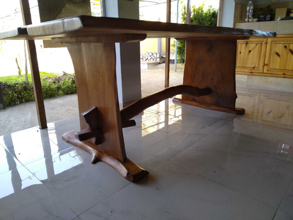 Маса от масив-орех