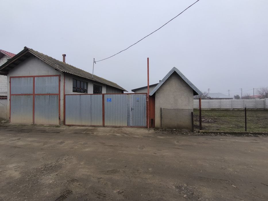 Vand loc de Casa si Anexe