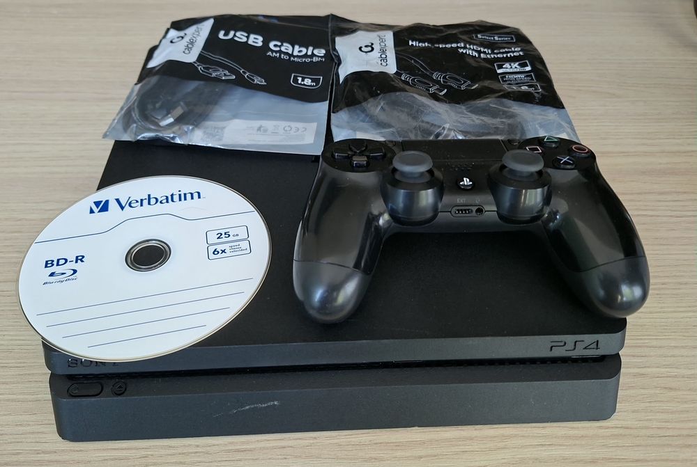 PlayStation 4 Slim 500 GB - modat