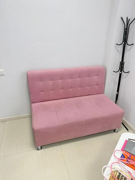 Продам диванчик розовый