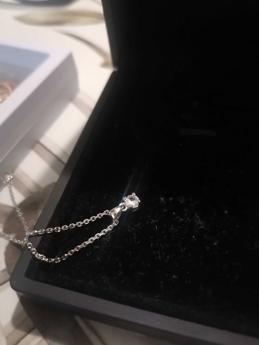 Златно колие с бял сапфир