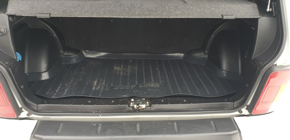 Резиновые коврики в багажник