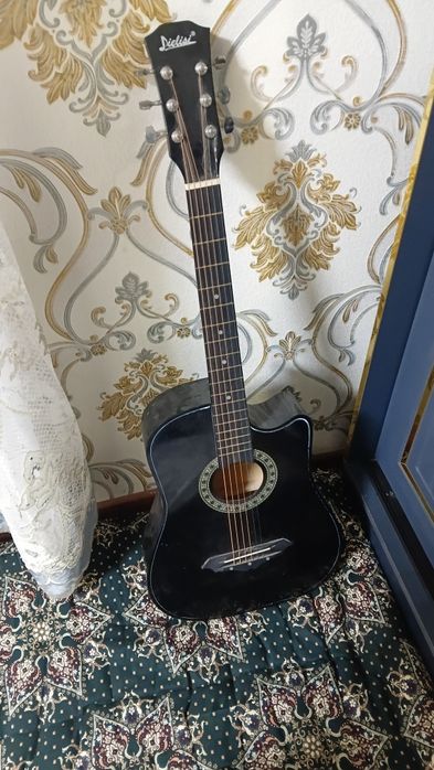 Gitara  sotiladi