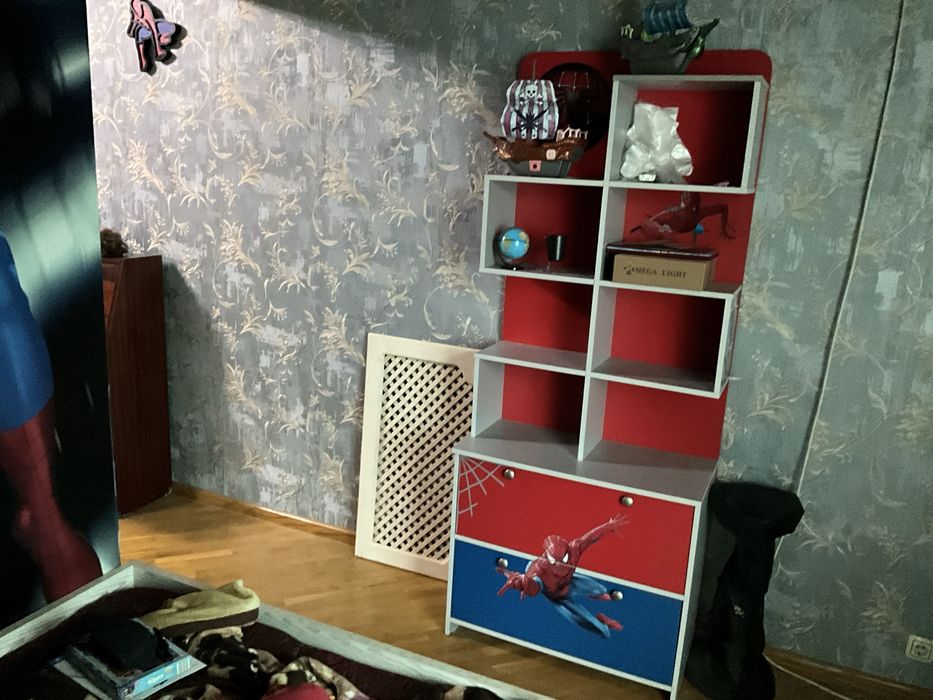 Детский письменный стол с шкафом в стиле человек- паук.