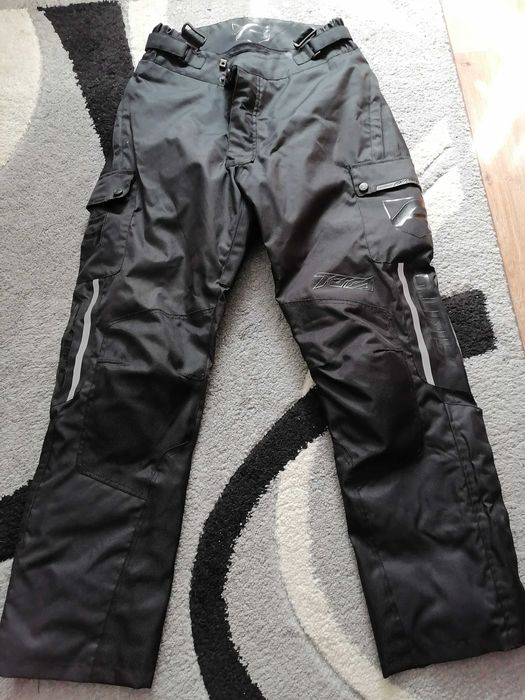 Яке, каска, панталон, ръкавици за мотор