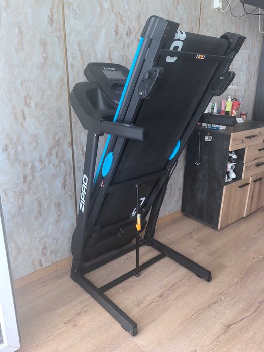 Продавам бягаща пътека Zipro Tekno