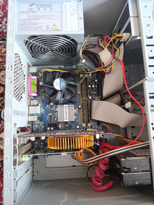 Компютър с монитор