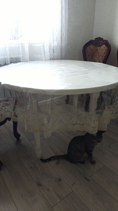 Стол кухонный, круглый,  белый.
