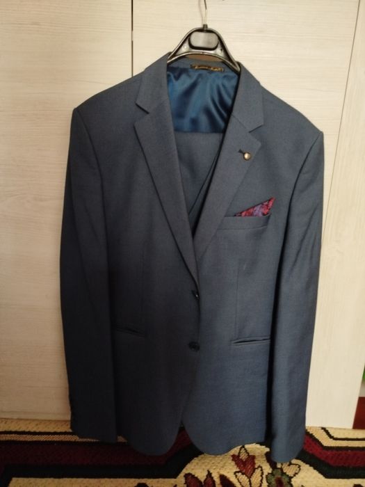 Продам костюм 8 рост новый