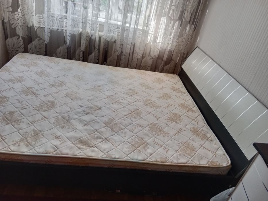 Двух спальный кровать.