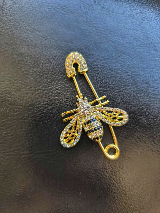 Флорални брошки, брошки с камъни