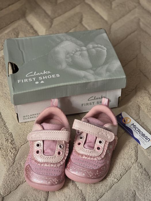 Нови бебешки обувки на Clarks - first shoes, номер 19
Цена: 40 €