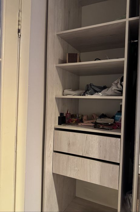 Шкаф-купе с зеркальными дверцами