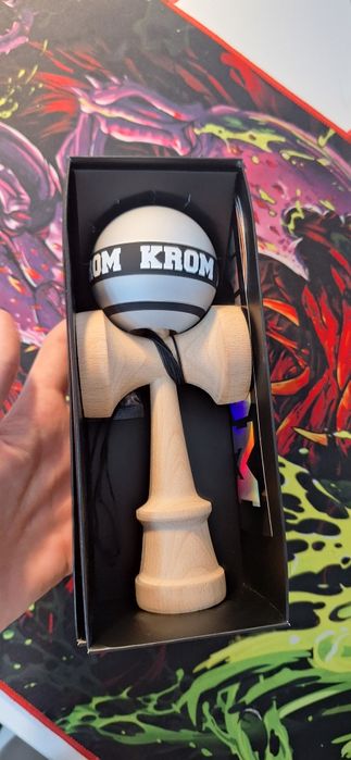 Krom strogo argintiu