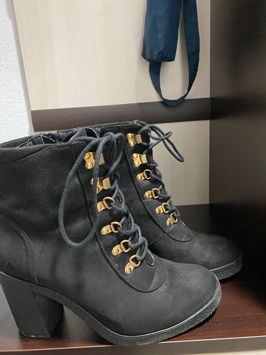 Употребявани и нови боти и сникърси.