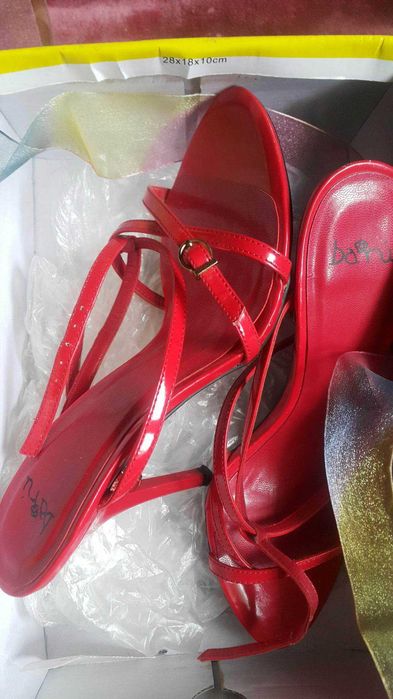 Разни яки обувки