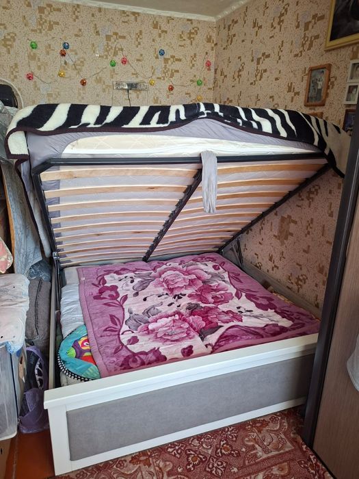 Продам двух спальную кровать