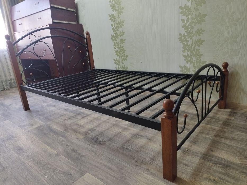 Продам кровать металлическую с деревянными ножками