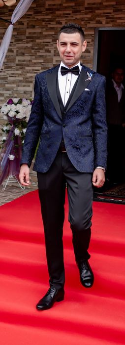 Vand  costum de ginere masura 48 ( 60-65 kg)