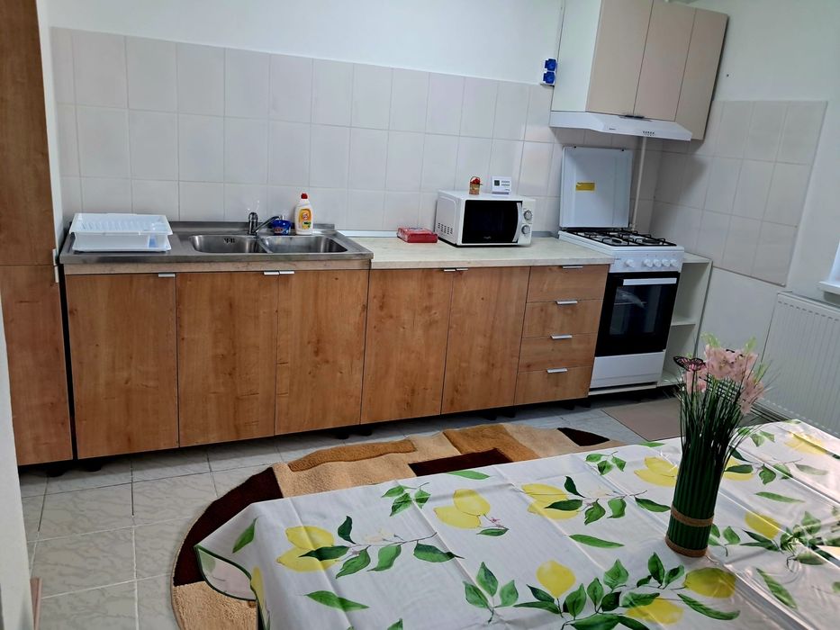 Inchiriez apartament 3 camere centrala proprie, proaspat renovat.