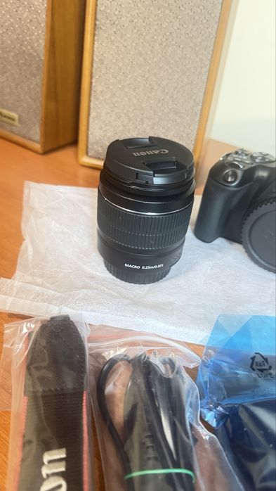 Aparat Foto DSLR Canon EOS 250D Kit 18-55mm III – Nou, Nefolosit (0 Cadre)