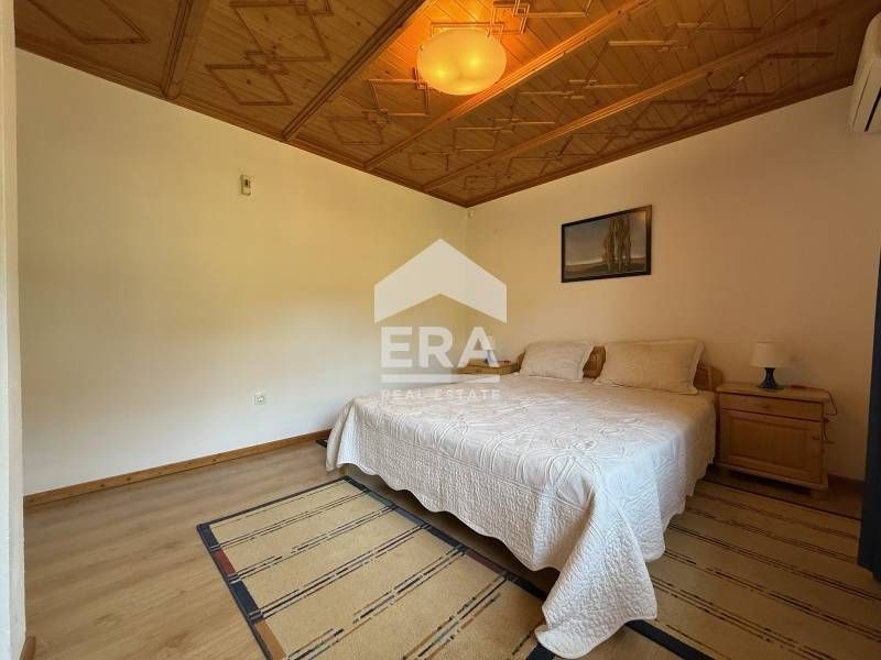 Чаровна къща с голям красиво озеленен двор под наем в кв. Симеоново