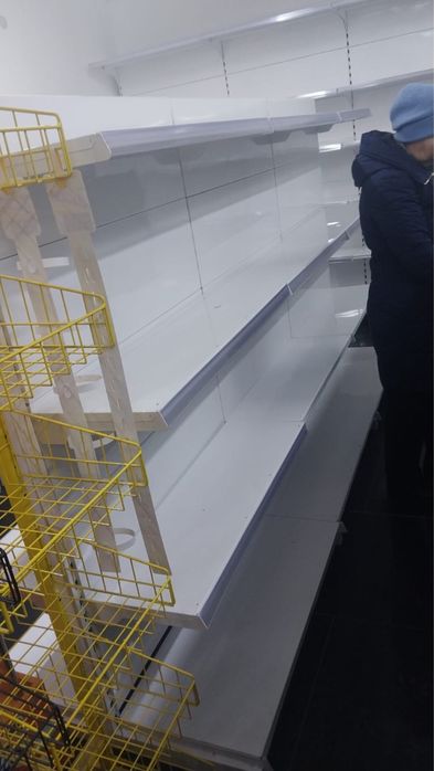 Стеллажи магазина