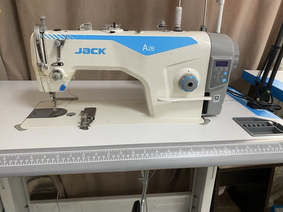 Продам швейную машинку jack