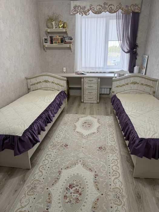 Продам две односпальные кровати, с матрацами, покрывалами и наматрасни