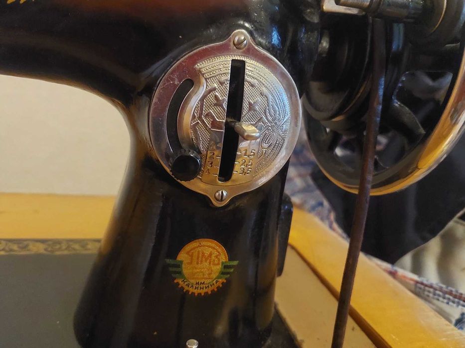 руска крачна шевна машина в шкаф