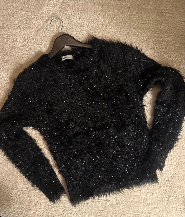 Пуловер на Zara с деликатни пайети