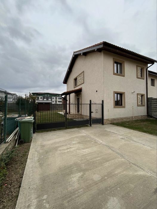 Proprietar vand duplex