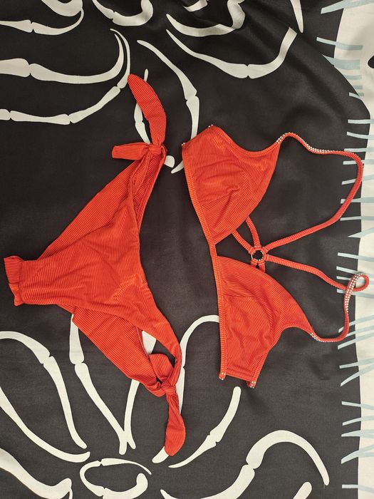 Бански червен с камъни