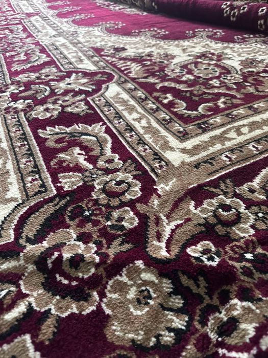 Продается ковер отличное качество чистый без дырок