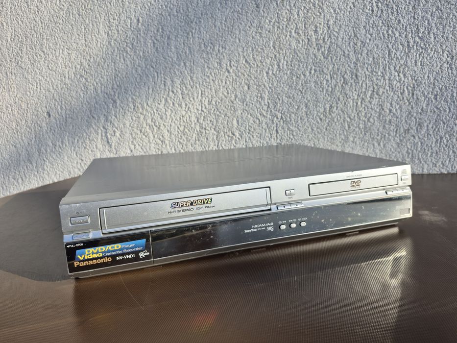 Vand DVD /CD pleyer video recorder marca Panasonic model NV-VHD1EC-S,