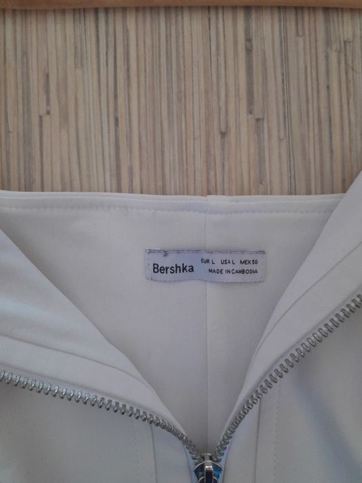 Bershka бял топ с цип