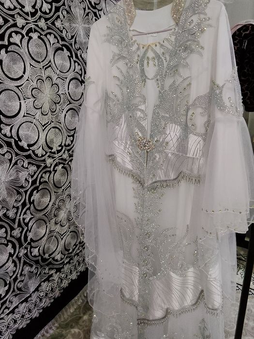 Kelinlar uchun ansabl, diadema va sarisi bilan ichida hammasi rangi oq