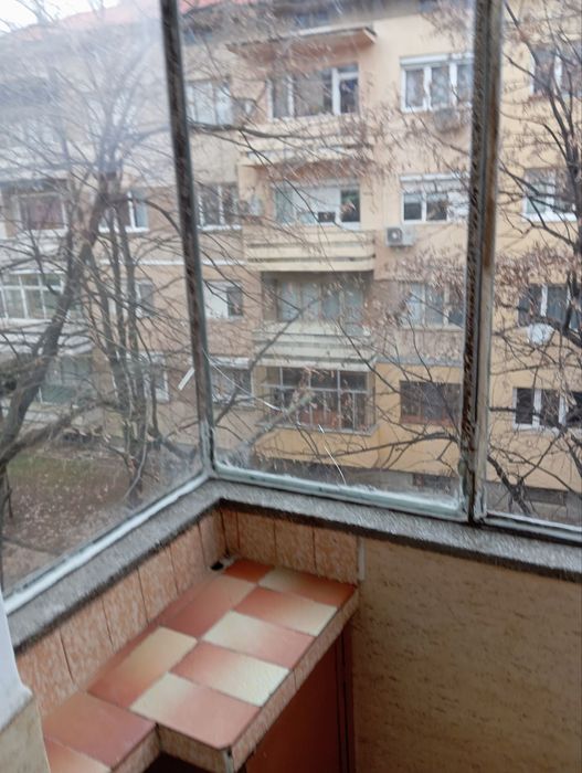 Отдавам под наем тристаен  ,тухлен апартамент в центъра на гр.Ловеч.