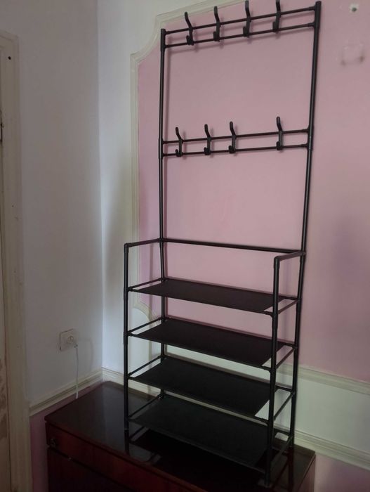 Стеллажи 4 яруса + вешалки для сумок, шапок и т.д.