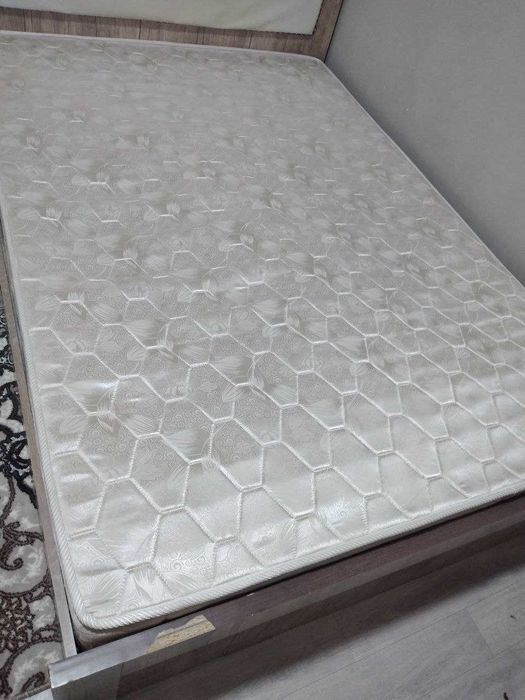 Матрас сотилади..