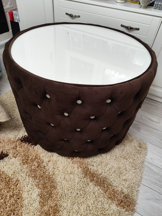 Masa rotunda tapițată pentru living