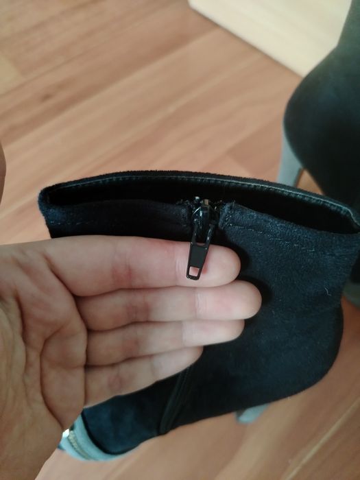 Велурени боти на висок ток