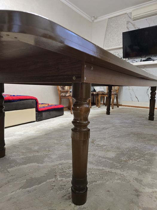 Стол с стульями в хорошем качестве.