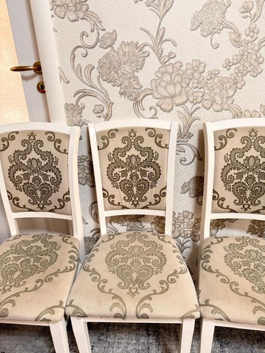 Стол со стульями