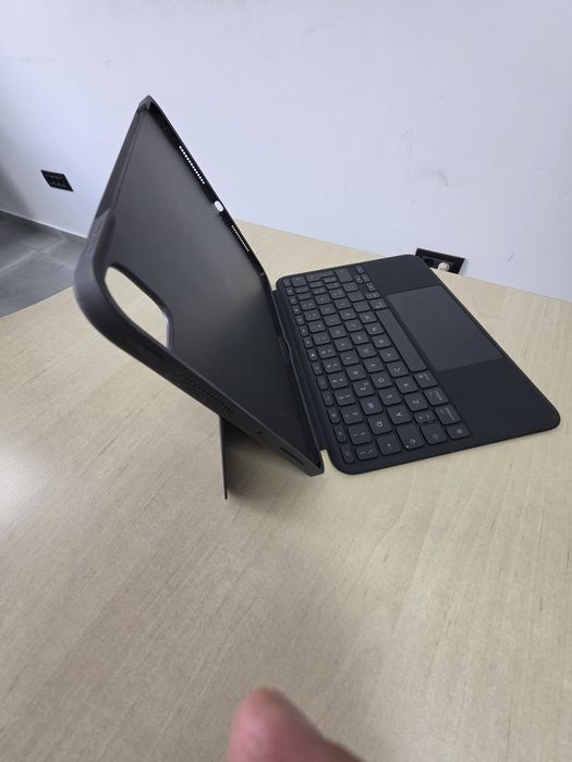 Logitech Combo Touch cu tastatură și track pad detasabile pentru iPad 11 PRO M4