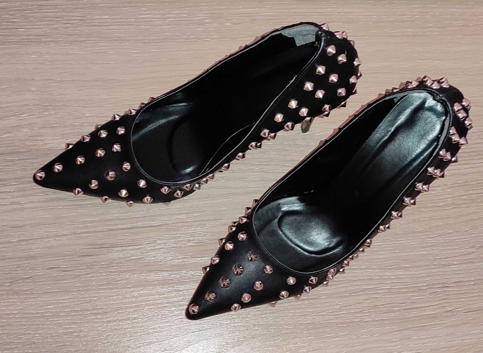 Кожаные лодочки с шипами