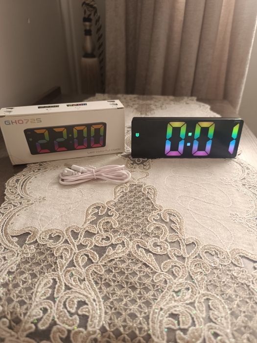 Яркие электронные LED-часы GH0725 с радужной подсветкой