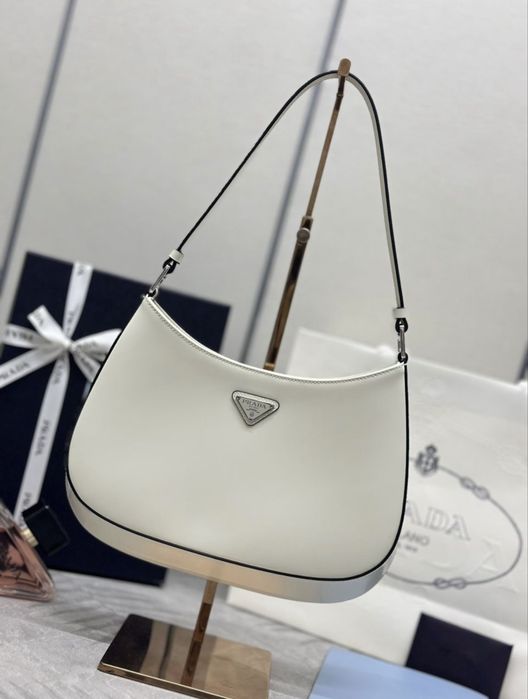 Prada Cleo чанта бяла