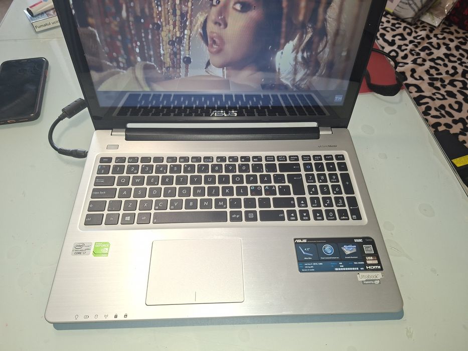 Asus cu touchscreen 15,6 inch, Intel i7, SSD 240gb, video dedicat 2 gb