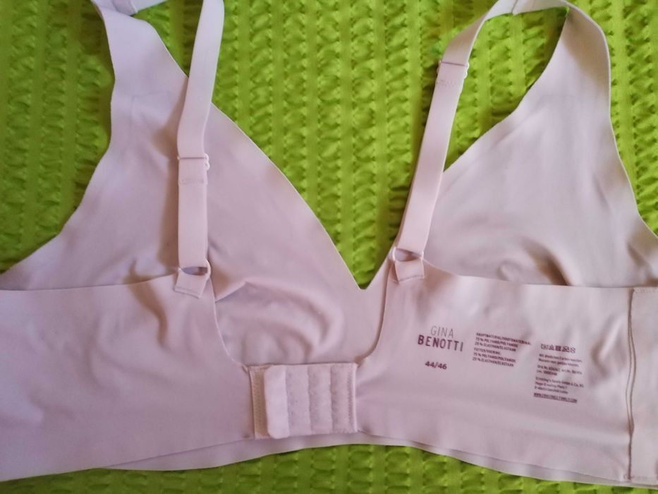 Sutien alb prăfuit, fara cusătură de la: Gina Benotti, marimea: 44/46!